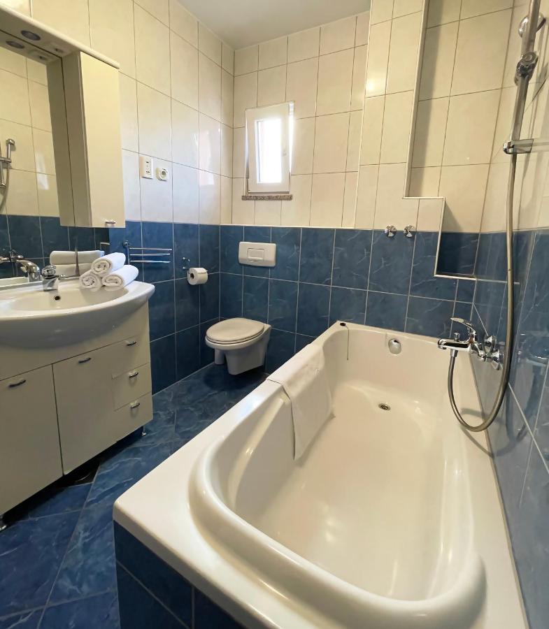 Apartments Stina Seget Vranjica Bagian luar foto