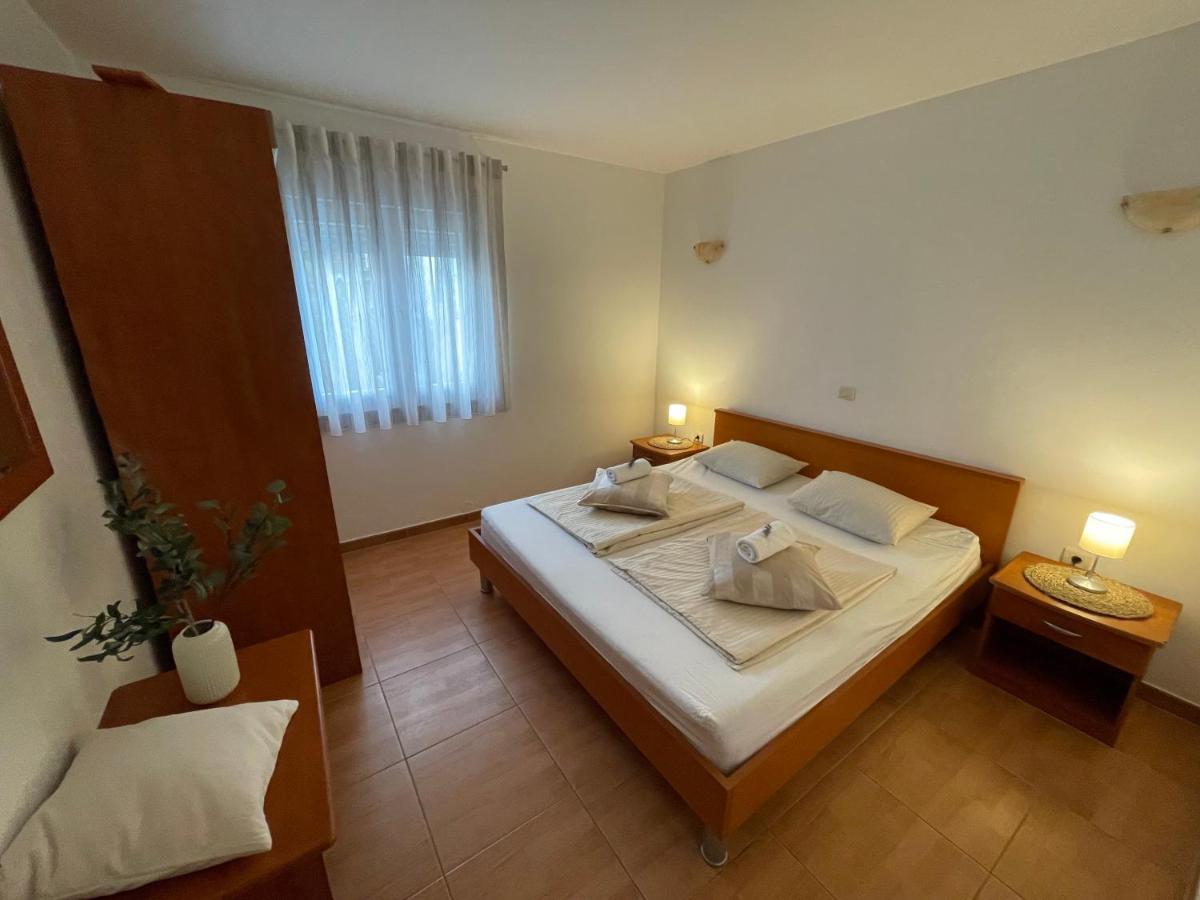 Apartments Stina Seget Vranjica Bagian luar foto